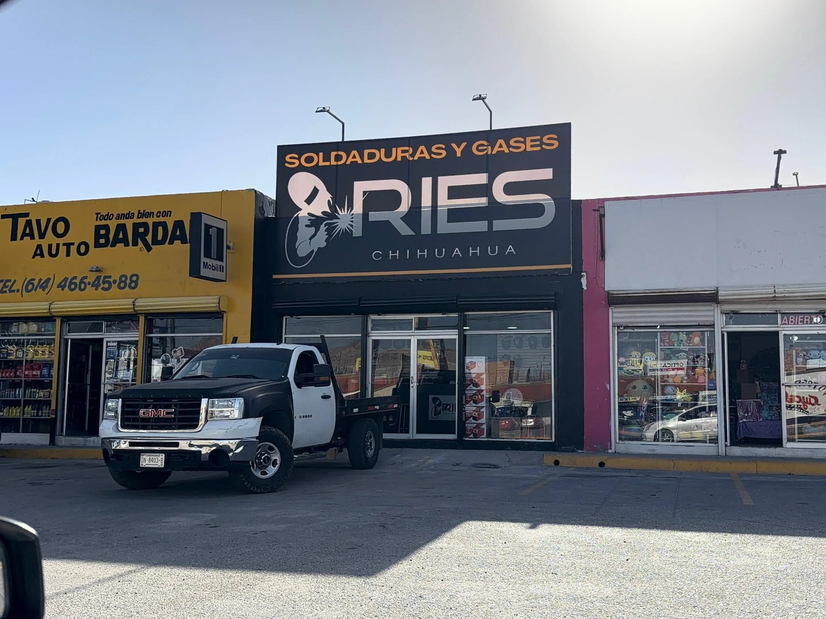 Fachada de sucursal RIES Las Industrias en la zona industrial de Chihuahua