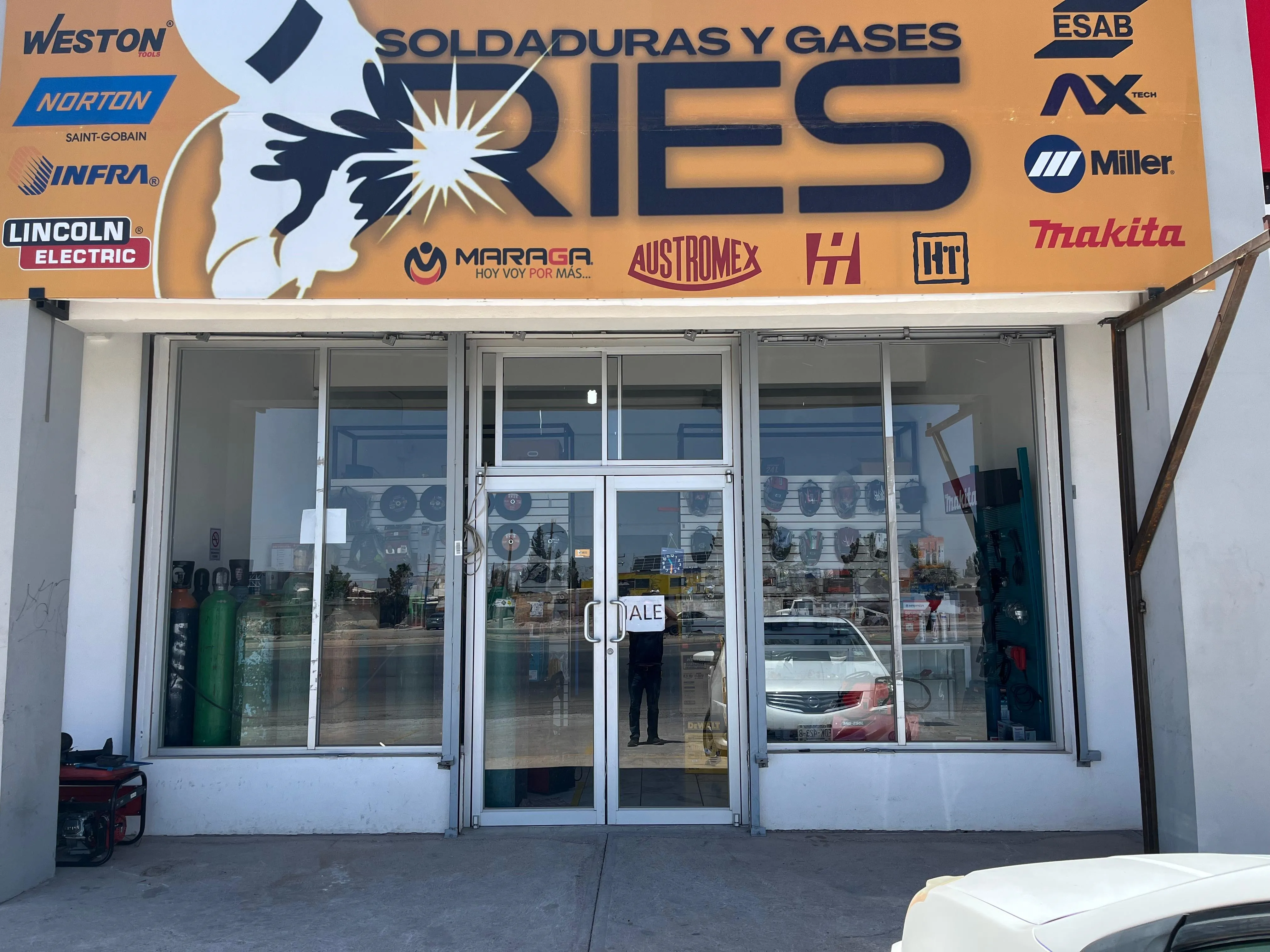 Fachada de sucursal RIES R. Almada en Chihuahua, venta de insumos de soldadura