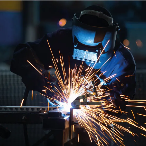Equipo de protección personal y seguridad industrial para soldadura: caretas, guantes y mandiles